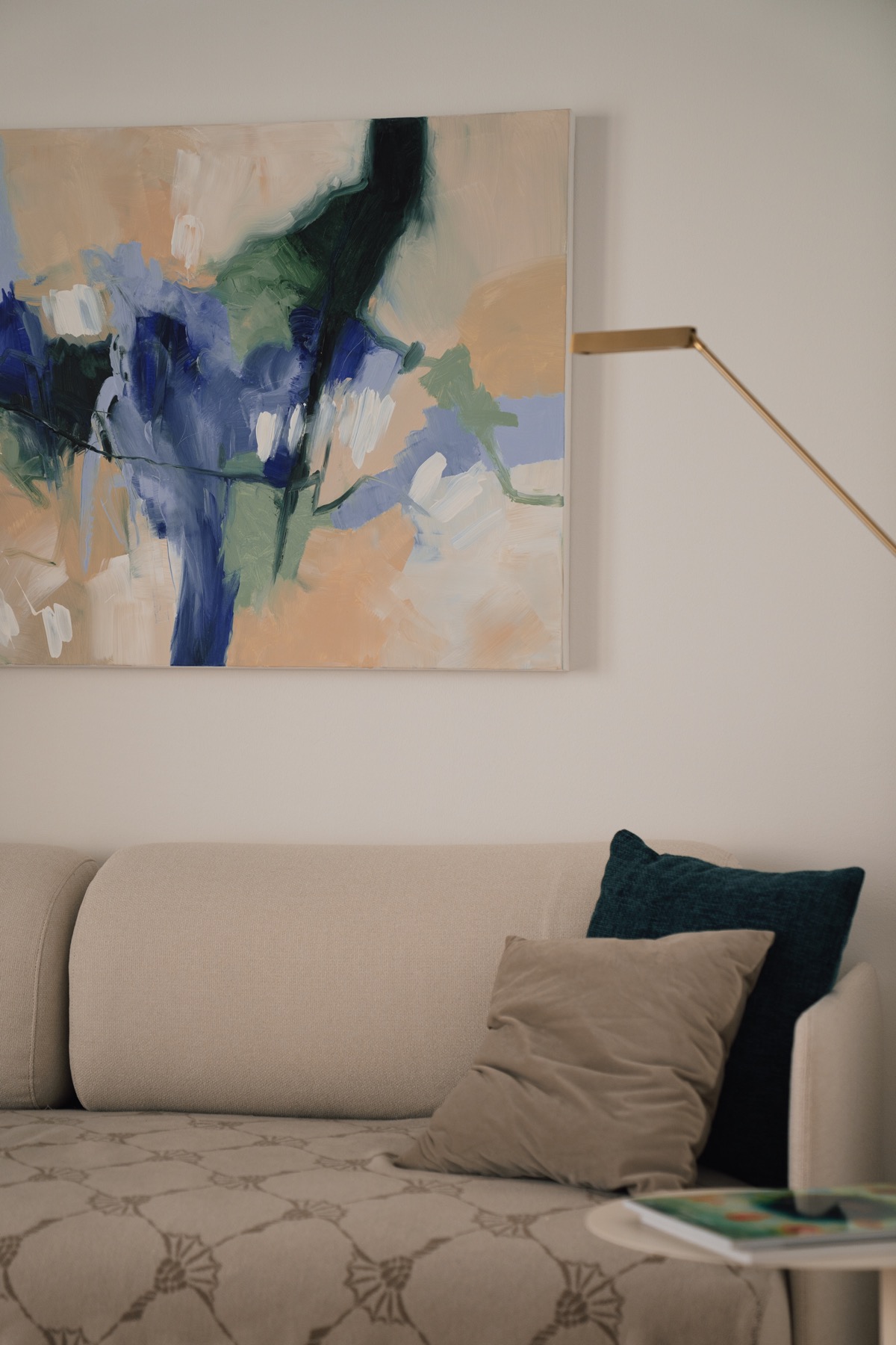 Sofa und Kunstwerk als ruhiges Innenraum-Hochformatfoto