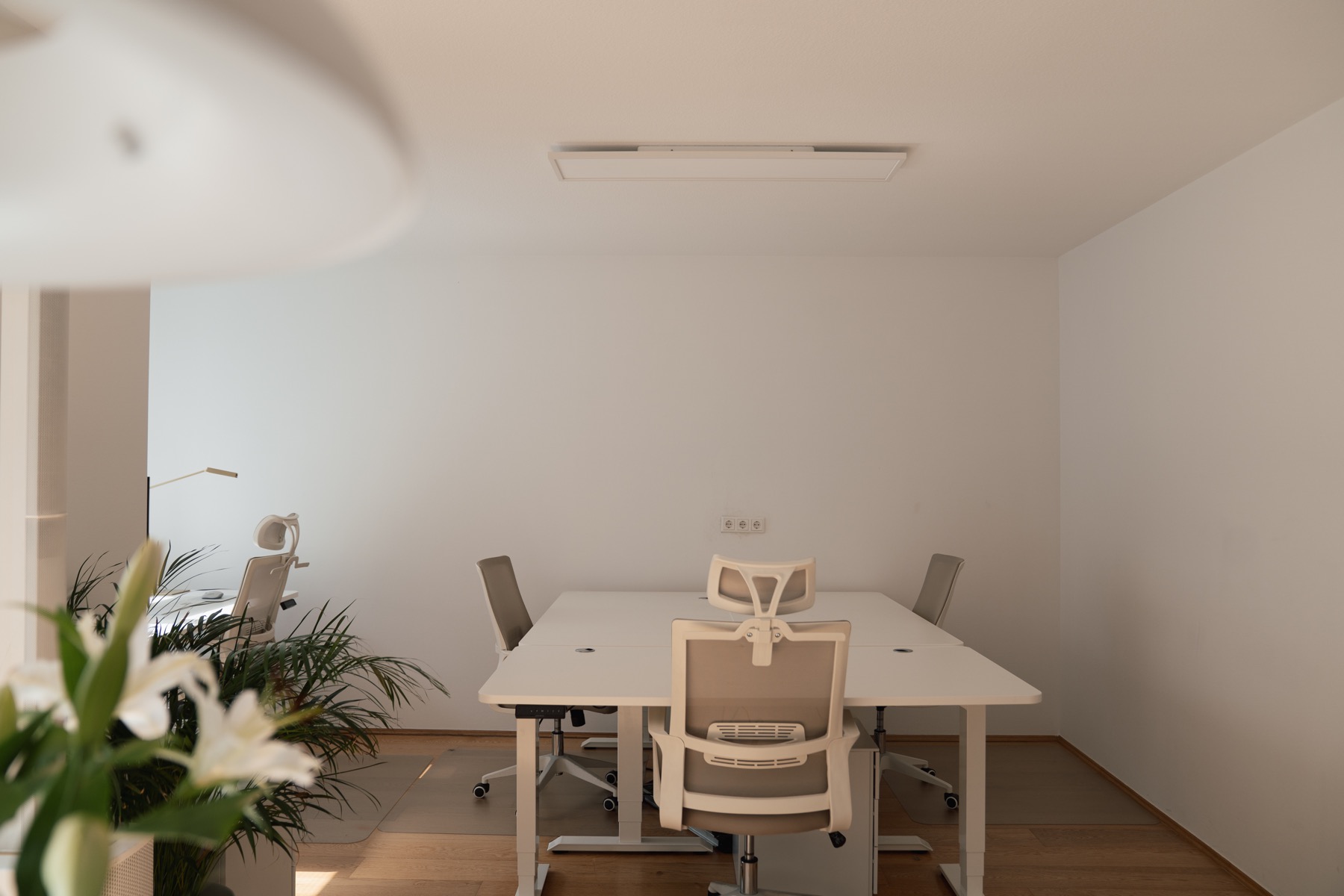 Coworking-Raum mit vier Arbeitsplätzen