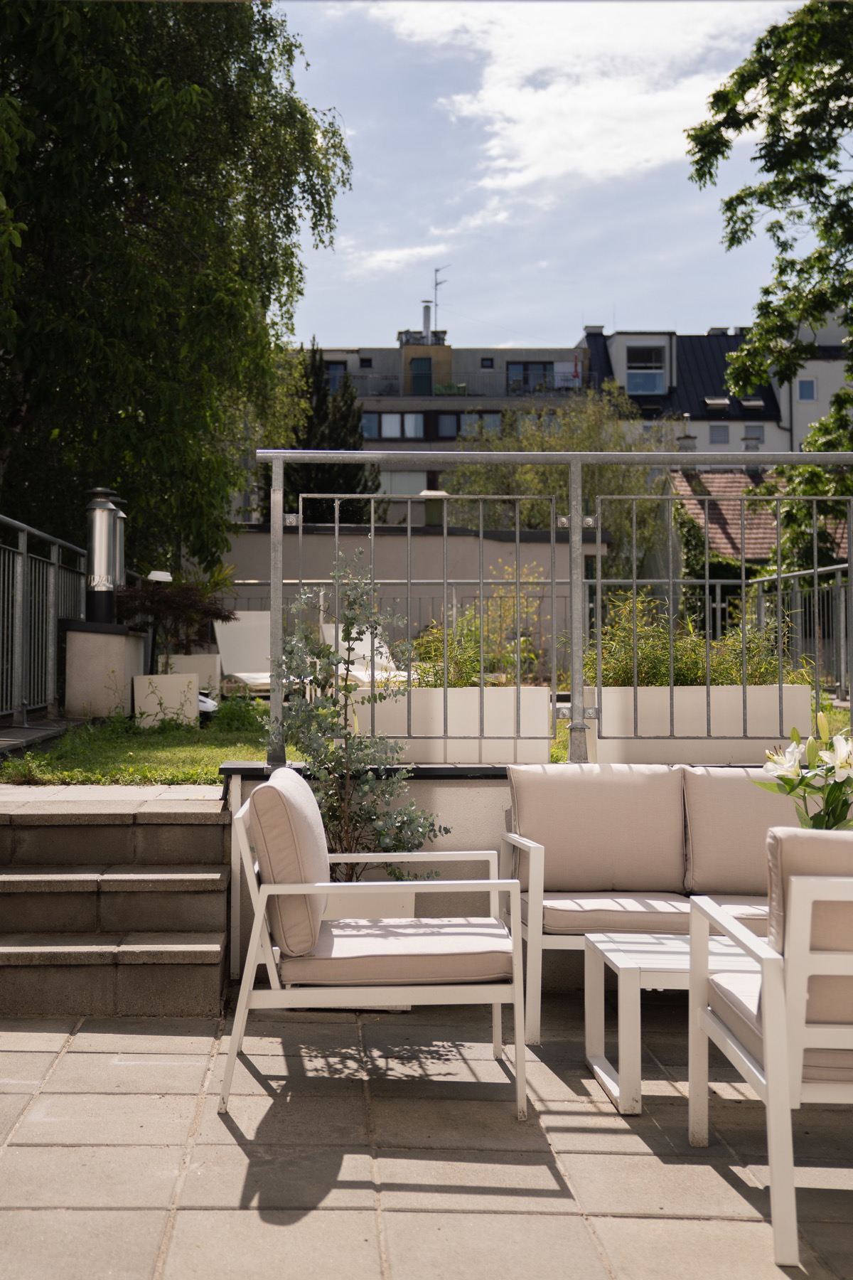 Sitzbereich auf der Terrasse mit Gartenblick
