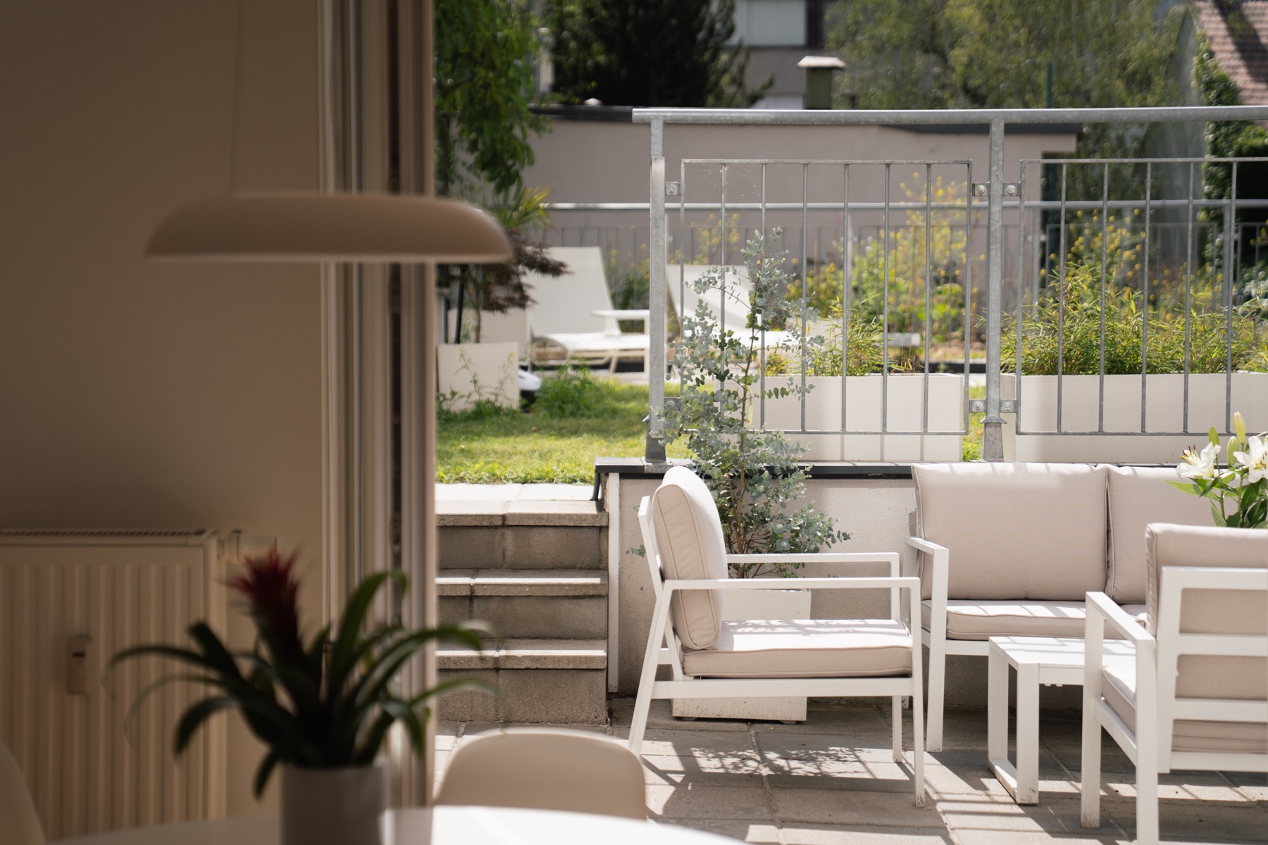 Blick auf Terrasse und Garten